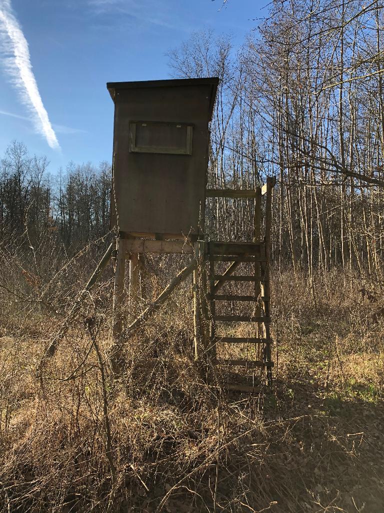 Hochstand mit seitlicher Treppe