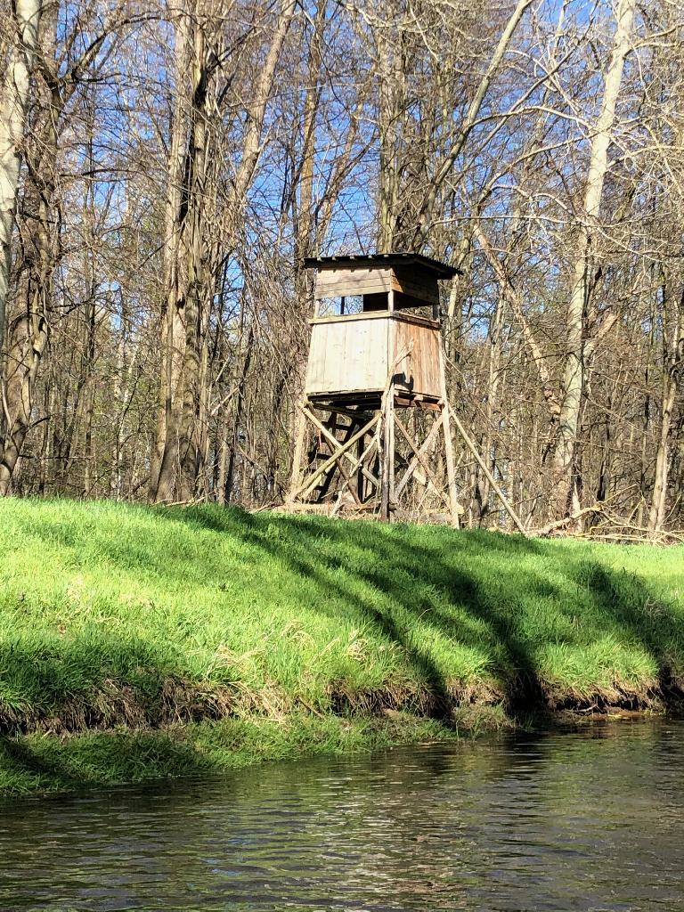 Hochstand am Fluss