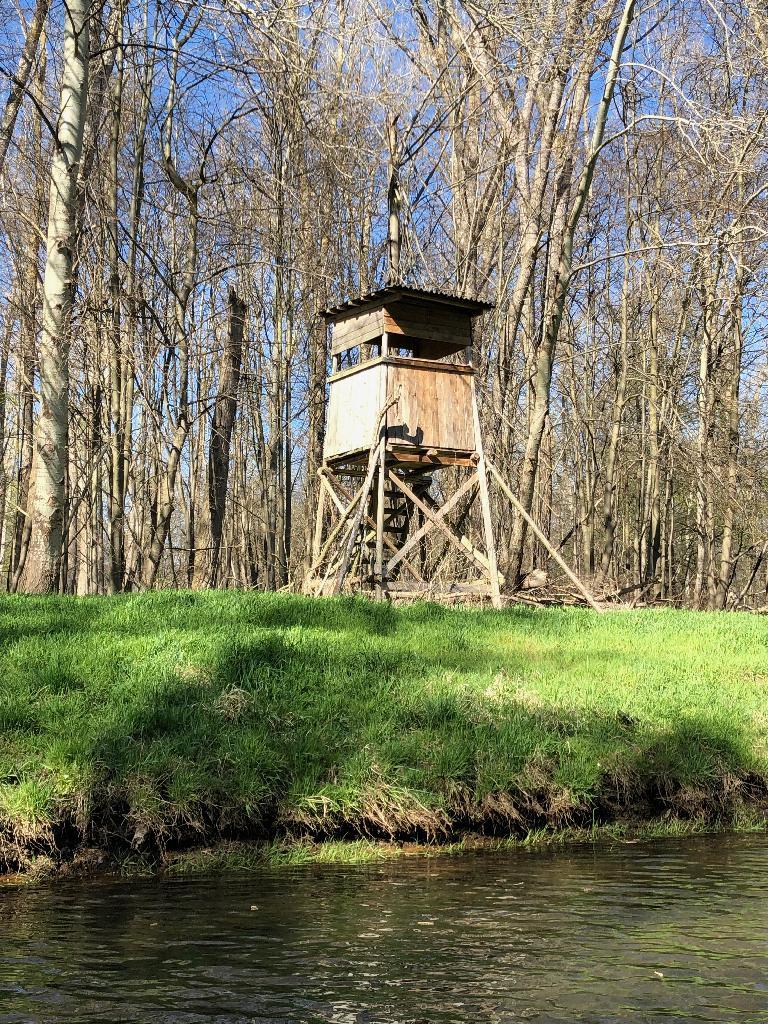 Hochstand am Fluss