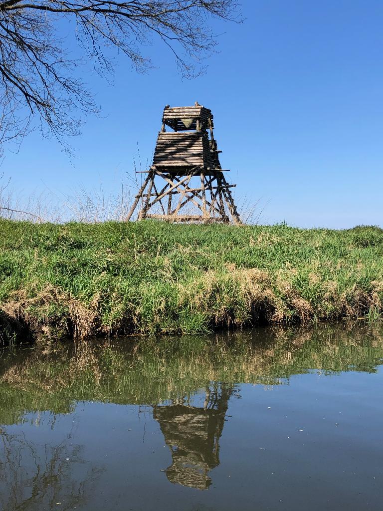 Hochstand am Fluss ohne Dach