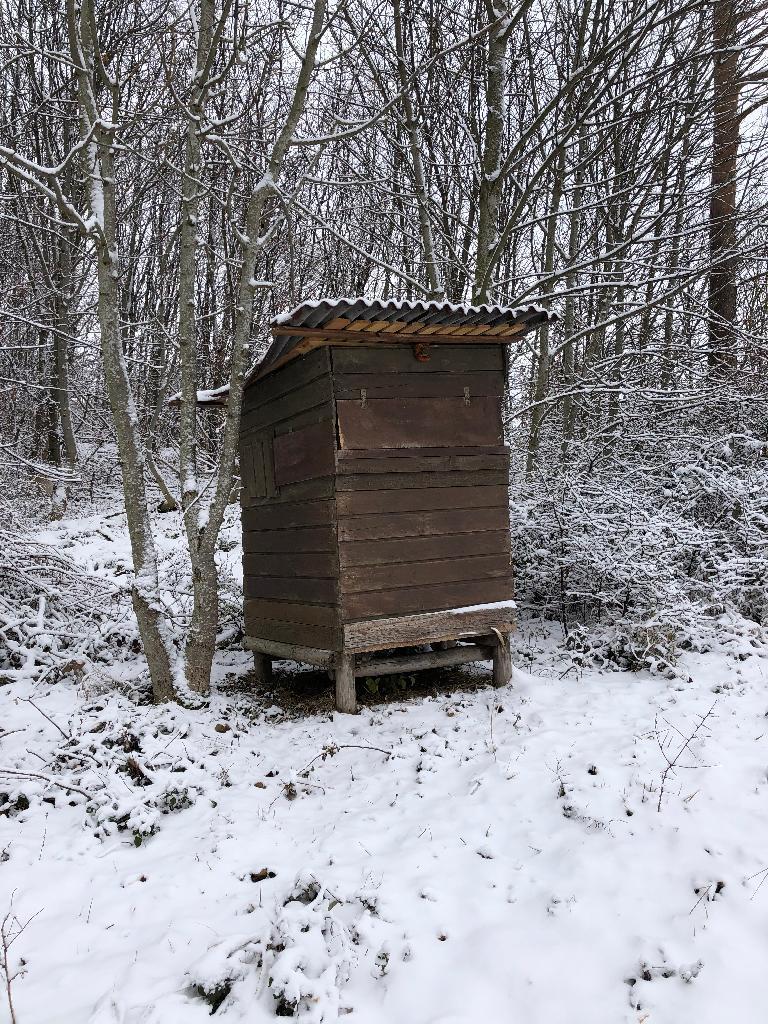 kleiner Hochstand im Schnee, geschlossen