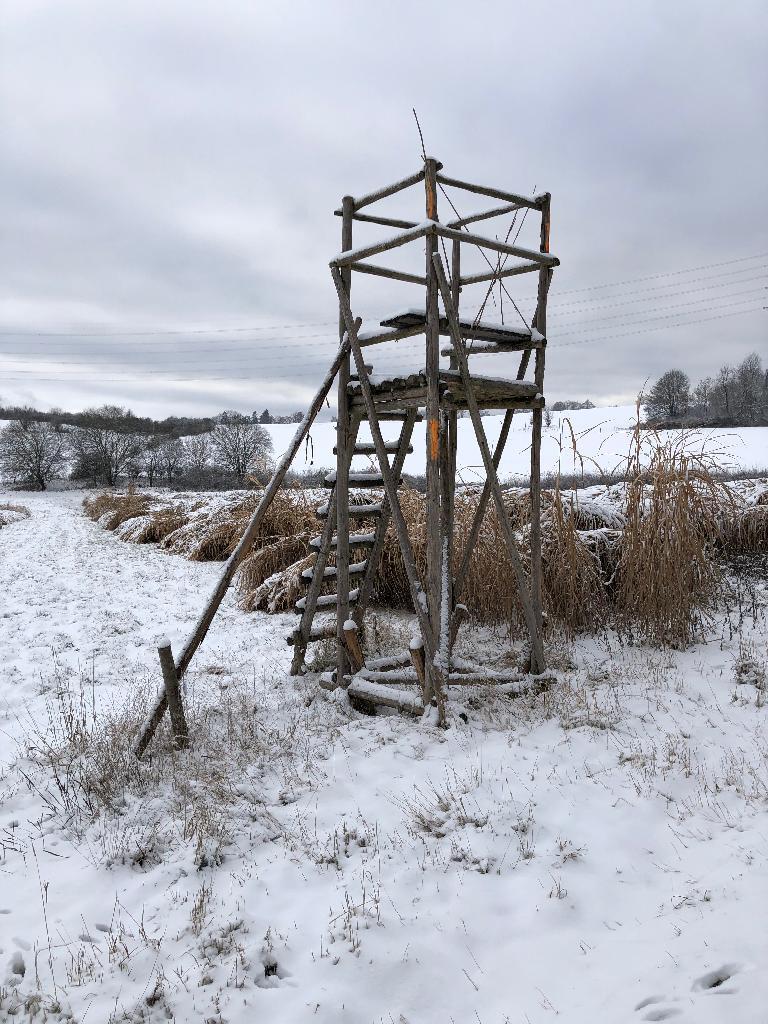 Hochstand im Schnee, offen